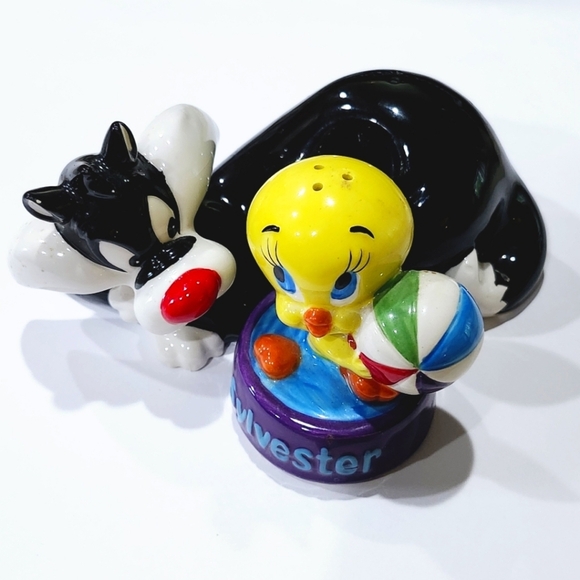 Warner Bros. Other - Sylvester and Tweety Salt n Pepper Shakers DAMAGED